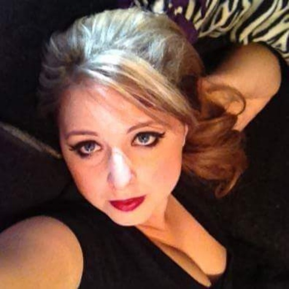 Meet your Posher, Courtney - Picture 2 of 2